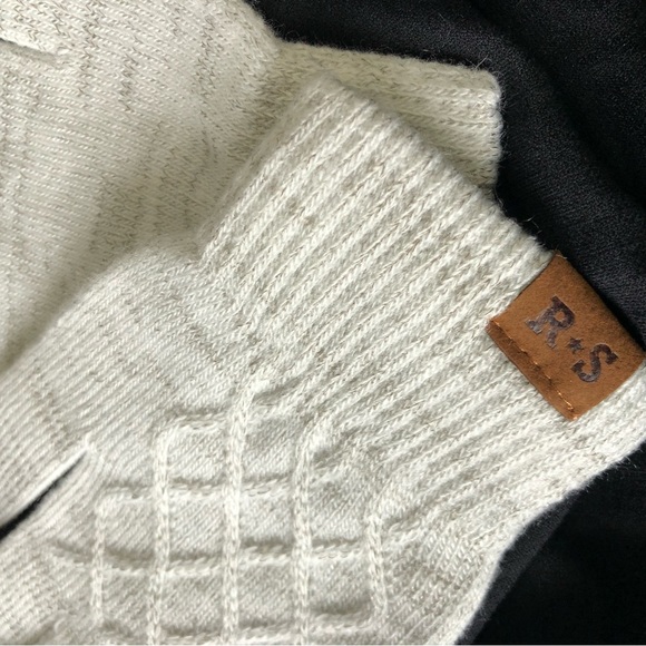 Soft Light Grey Gloves - Picture 3 of 9